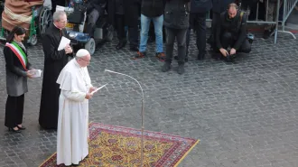  Papa Francesco affida gli “emarginati” alla Vergine