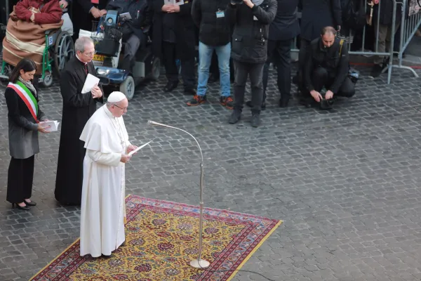 Papa Francesco ai piedi della Statua della Madonna di Piazza di Spagna, 8 dicembre 2016 / Daniel Ibanez / ACI Group