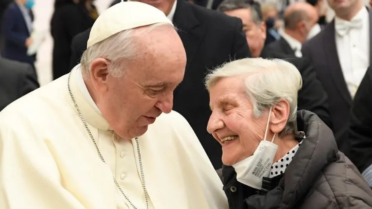 Papa Francesco saluta una anziana | Papa Francesco saluta una anziana | Vatican Media