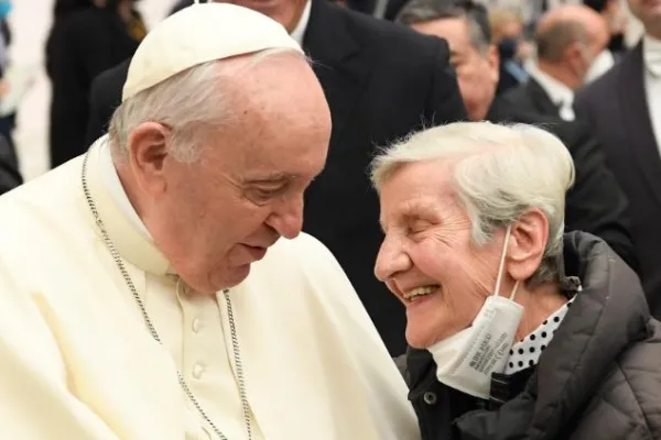 Papa Francesco saluta una anziana / Vatican Media