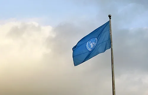 La bandiera dell'ONU fuori dal Palazzo di Vetro |  | UN Photo/Mark Garten