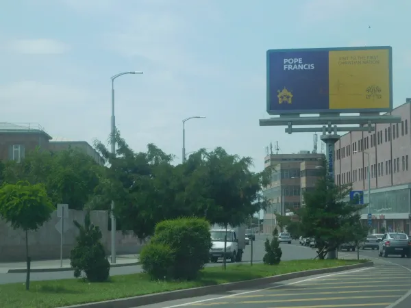 Erevan | Il cartellone che ricorda la visita di Papa Francesco in Armenia, con i colori viola di Echmiadzin e giallo della bandiera bianca e gialla del Vaticano | Andrea Gagliarducci / ACI Stampa
