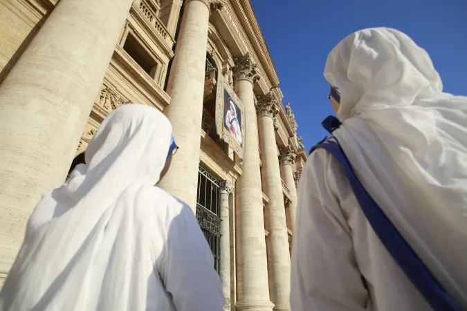 Due Missionarie della Carità sotto lo stendardo in Piazza San Pietro per la canonizzazione di Madre Teresa |  | Daniel Ibanez/ CNA