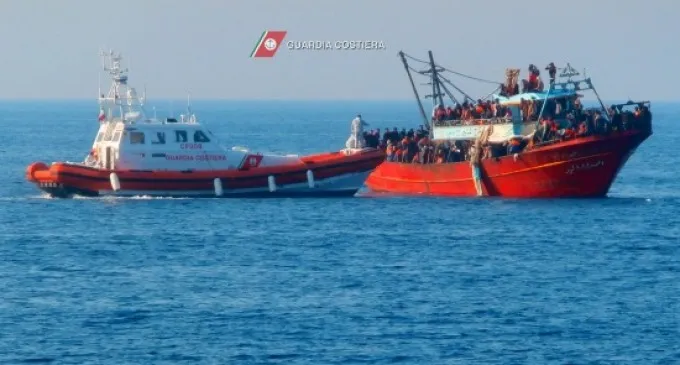 barcone | Uno dei tanti barconi di migranti | Guardia Costiera