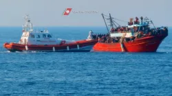 Uno dei tanti barconi di migranti / Guardia Costiera