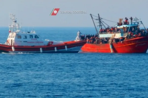 Uno dei tanti barconi di migranti / Guardia Costiera