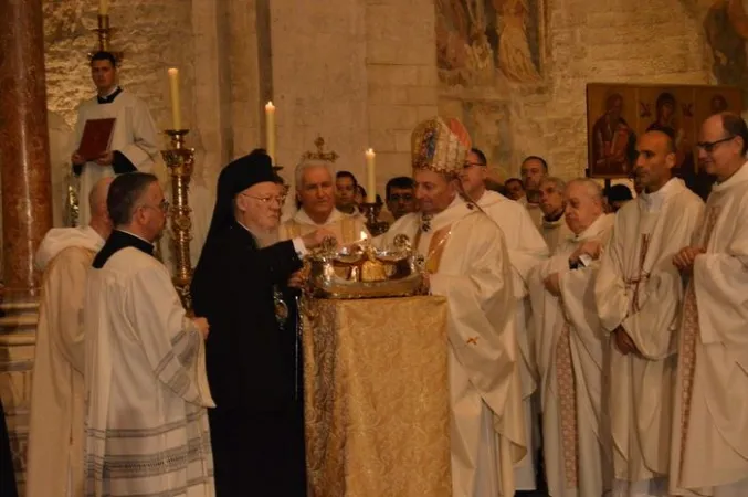Patriarca Bartolomeo a Bari | Il Patriarca Bartolomeo e l'arcivescovo di Bari Cacucci durante la celebrazione nella Cattedrale di Bari, 6 dicembre 2016 | Diocesi di Bari - Bitonto