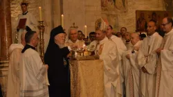 Il Patriarca Bartolomeo e l'arcivescovo di Bari Cacucci durante la celebrazione nella Cattedrale di Bari, 6 dicembre 2016 / Diocesi di Bari - Bitonto
