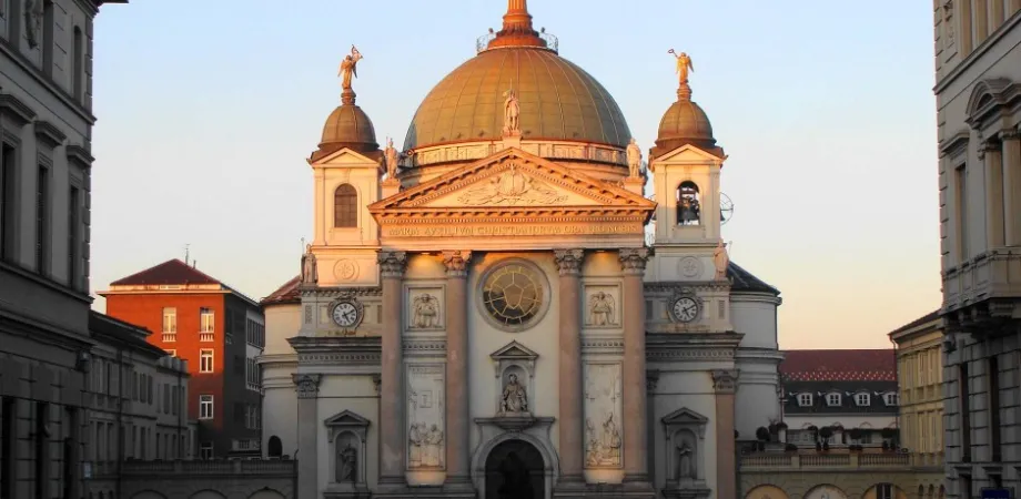 Santa Maria Ausiliatrice | L'esterno della Basilica di Santa Maria Ausiliatrice a Valdocco, Torino | Bicentenario Don Bosco