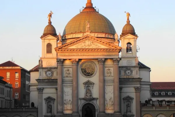 L'esterno della Basilica di Santa Maria Ausiliatrice a Valdocco, Torino / Bicentenario Don Bosco