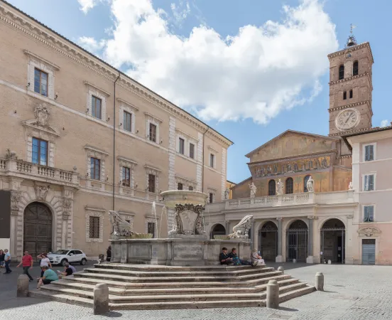 La Piazza con la basilica di Santa Maria in Trastevere  |  | Wikipedia