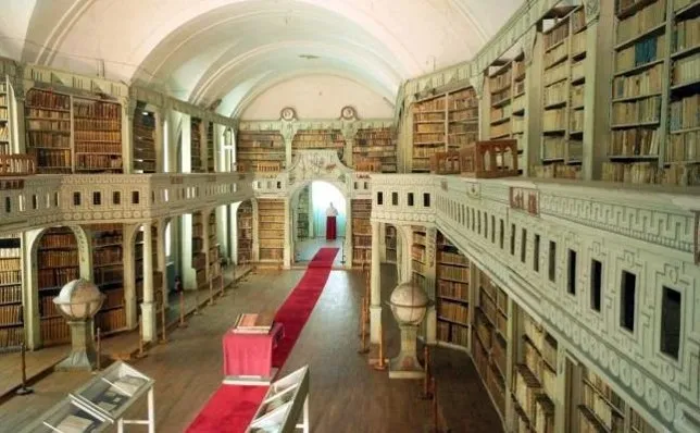 La sala centrale della biblioteca del Batthyaneum |  | ungheriasantasede.blogspot.com