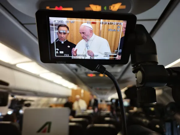 Papa Francesco in aereo  |  | Massimiliano Valenti / Aci Group