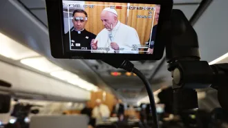 Papa Francesco in aereo, rifugiati ecumenismo e una torta sarda per il cardinale Becciu 