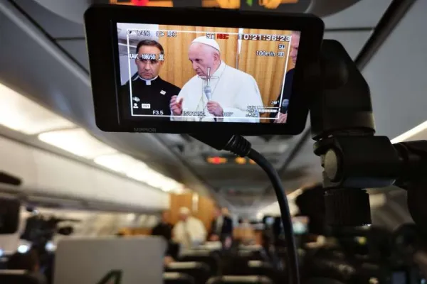Papa Francesco durante una conferenza stampa in aereo / Massimiliano Valenti / ACI Group