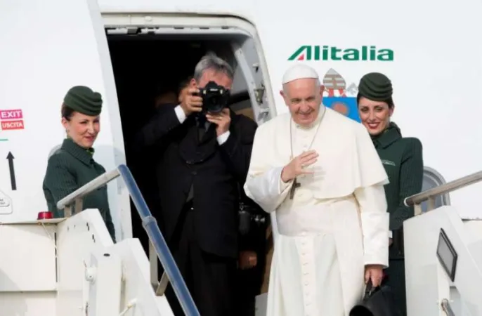 Papa Francesco arriva in uno dei suoi viaggi internazionali | ACI Group