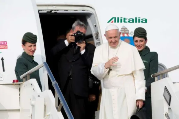 Papa Francesco arriva in uno dei suoi viaggi internazionali / ACI Group