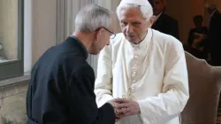 Padre Stephan Horn con Benedetto XVI, in una foto di qualche anno fa / BenedettoXVIBlog - goo.gl/5BSCTm