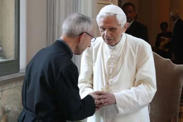 Padre Stephan Horn con Benedetto XVI, in una foto di qualche anno fa / BenedettoXVIBlog - goo.gl/5BSCTm