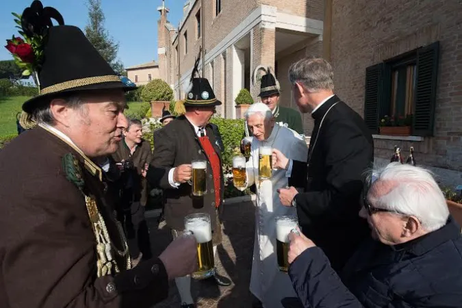 La festa Bavarese per gli 88 anni di Benedetto XVI | Osservatore Romano