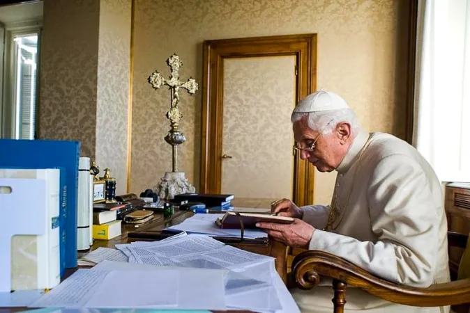 Benedetto XVI nel suo studio |  | Vatican Media