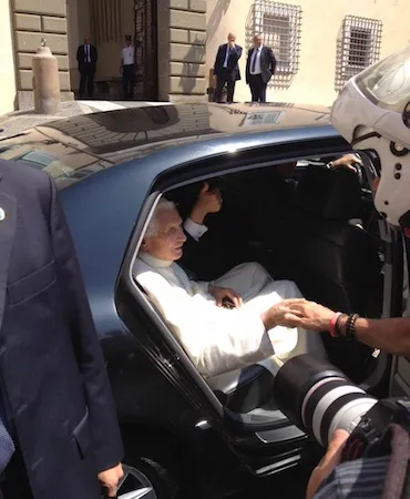 Papa Benedetto al suo arrivo a Castelgandolfo |  | ilmamilio.it