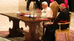 Benedetto XVI durante una udienza generale / Stephen Driscoll / CNA