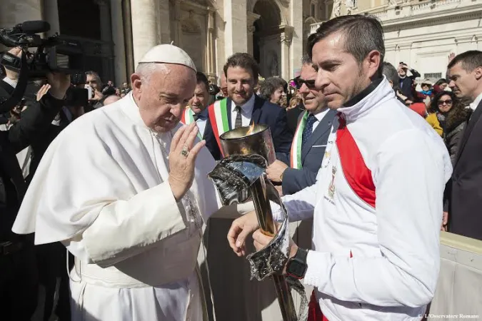 Papa Francesco benedice la fiaccola  | Papa Francesco benedice la fiaccola di San Benedetto, 2 marzo 2016 | © L'Osservatore Romano Photo 