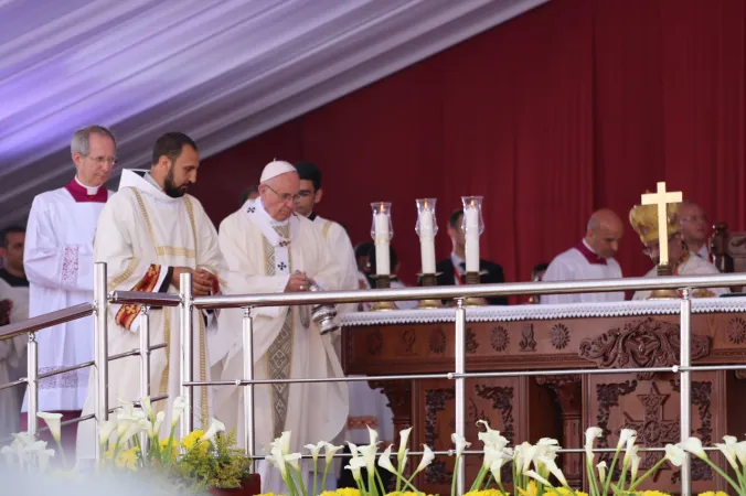 Papa Francesco presiede la Messa all'Air Defense Stadium del CairoFoto: Edward Pentin CNA