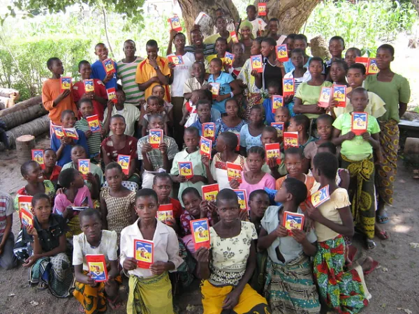 La Bibbia del fanciullo distribuita in Tanzania |  | ACS