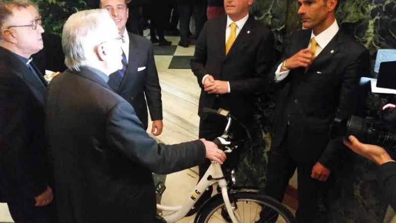 P. Lombardi riceve la bicicletta per la Sala Stampa |  | Martha Calderon Aci Group