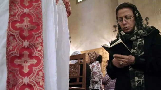 Donna copta prega in una chiesa de Il Cairo.  |  | bikyamasr(Flickr.com)