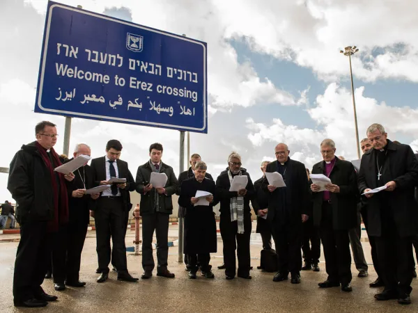 Holy Land Coordination a Gaza | Vescovi dell'Holy Land Coordination in preghiera in uno dei viaggi degli anni passati | The Catholic Church For England and Wales