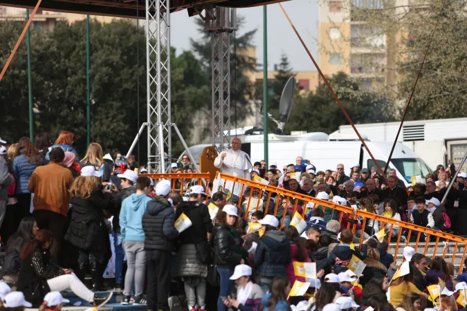 Papa Francesco a Scampia | Papa Francesco durante la sua vista nel quartiere di Napoli Scampia, 21 marzo 2015 | Daniel Ibanez / ACI Group