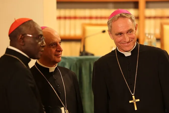 Da sinistra: il cardinale Sarah, l'arcivescovo Fisichella e l'arcivescovo Gänswein |  | Gianluca Gangemi / CNA