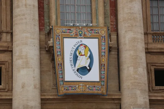 Il logo del Giubileo sulla facciata di San Pietro  |  | Daniel Ibanez/ CNA
