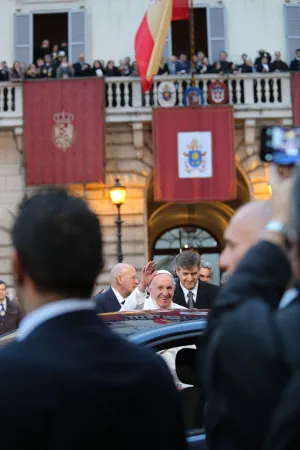 Papa Francesco a piazza di Spagna | Papa Francesco saluta la folla dopo l'omaggio alla Vergine in piazza di Spagna | Daniel Ibáñez / ACI Group