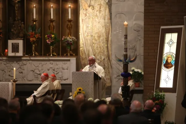 Papa Francesco celebra al NAC. A destra l'immagine del prossimo santo Junipero Serra / Daniel Ibáñez/ACI group