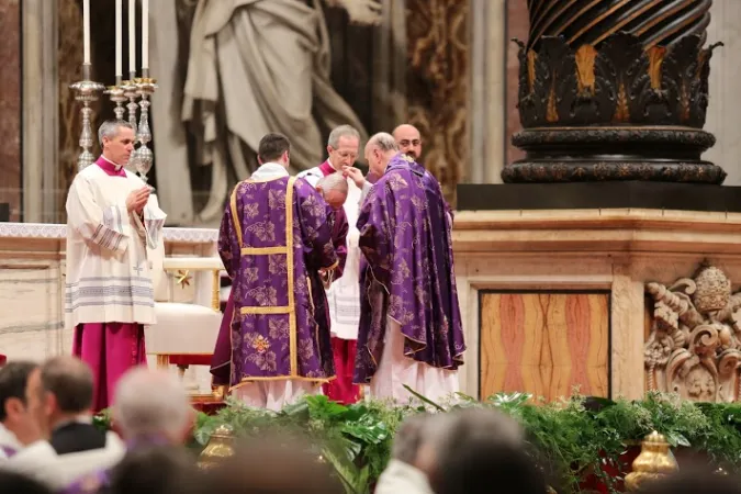 Il Papa riceve le ceneri dal cardinale Comastri  |  | Daniel Ibanez/ CNA