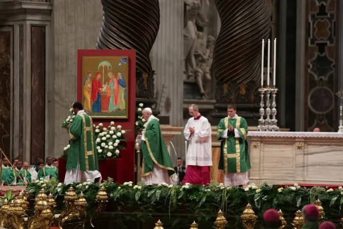 Il Papa celebra la messa per l' apertura del Sinodo |  | Daniel Ibañez /CNA