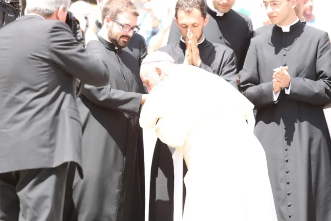 Papa Francesco e alcuni giovani preti |  | Daniel Ibanez, ACI Group