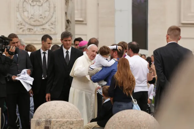  | Papa Francesco con una famiglia - CNA