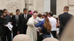Papa Francesco con una famiglia - CNA