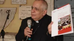 Monsignor Vitillo presenta il rapporto "Ending Aids as a public health threat", chiostro antico Basilica di San Paolo fuori le Mura, 13 aprile 2016 / Michelle Hough / Caritas Internationalis