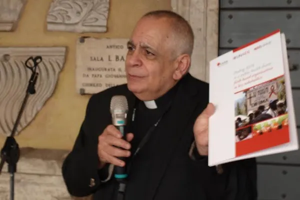 Monsignor Vitillo presenta il rapporto "Ending Aids as a public health threat", chiostro antico Basilica di San Paolo fuori le Mura, 13 aprile 2016 / Michelle Hough / Caritas Internationalis