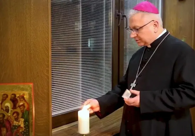 Il segretario generale della Conferenza episcopale, mons. Artur G. Mizinski, accende la candela nella sua residenza per ricordare l'introduzione della |  | Episcopato polacco