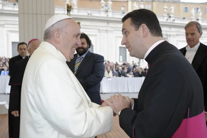 Il vescovo eletto, mons. Steven Lopes, con Papa Francesco | Ordinariate 
