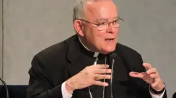 Arcivescovo Charles J. Chaput al briefing in Sala Stampa vaticana, 7 ottobre 2015 / Marco Mancini / ACI Stampa