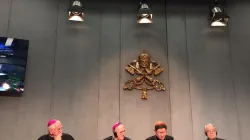 Briefing con i giornalisti, Sala Stampa vaticana, 9 ottobre 2015. Da sinistra a destra: l'arcivescovo Kurtz, l'arcivescovo Osoro Sierra, il Cardinal Tagle, padre Lombardi / Marco Mancini / ACI Stampa 