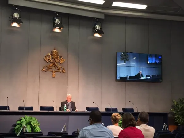 Padre Federico Lombardi illustra ai giornalisti l'XI riunione del Consiglio dei Cardinali, 16 settembre 2015 | Marco Mancini / ACI Group